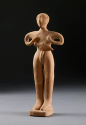 Doppelaxtkopf und zwei Figuren aus Knossos, spätes Minoikum, ca. 1500 v. Chr.